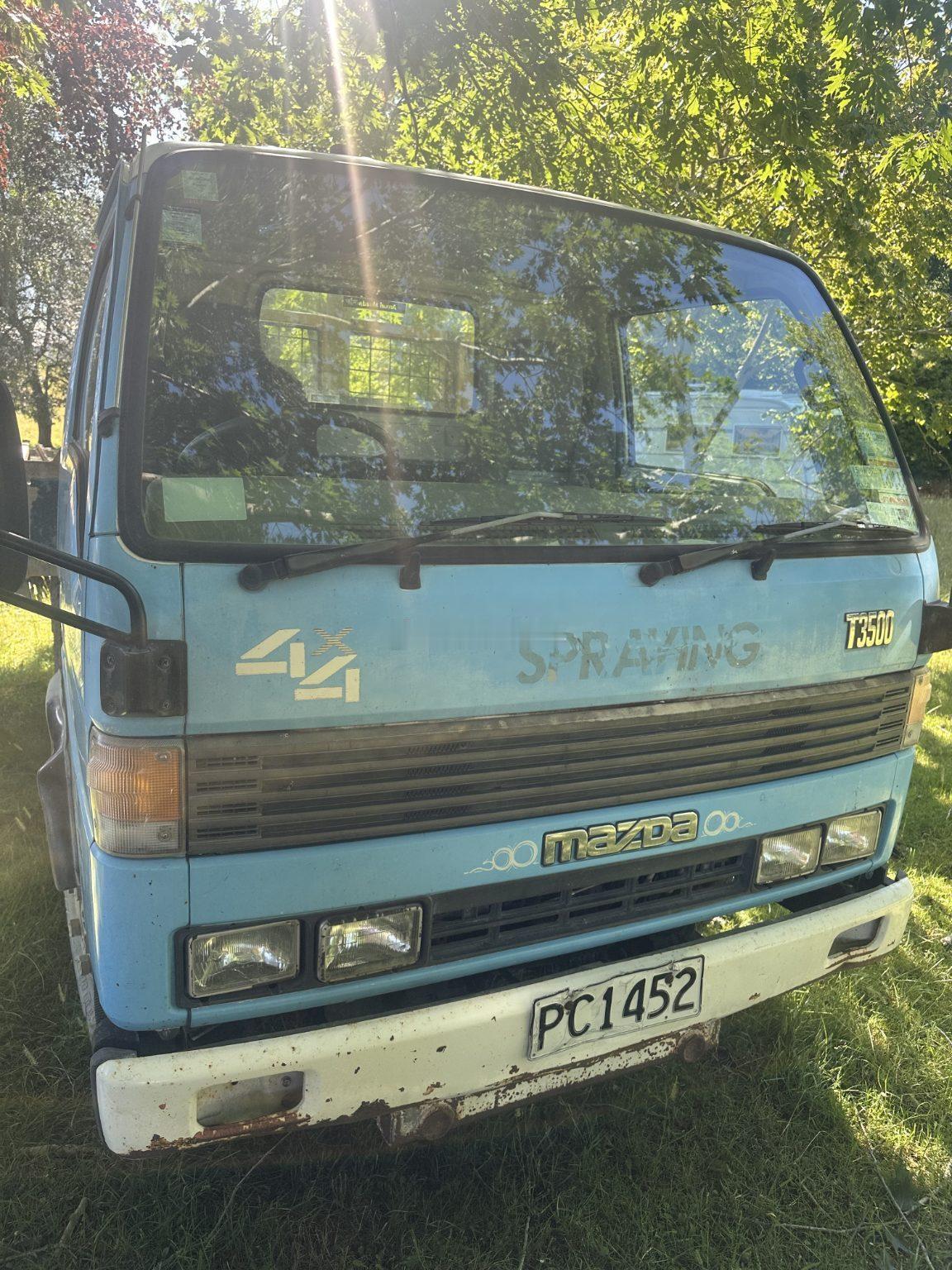 马自达3500轻卡，这是1990年在新西兰上的牌，柴油机+手动挡，这车还有低速四