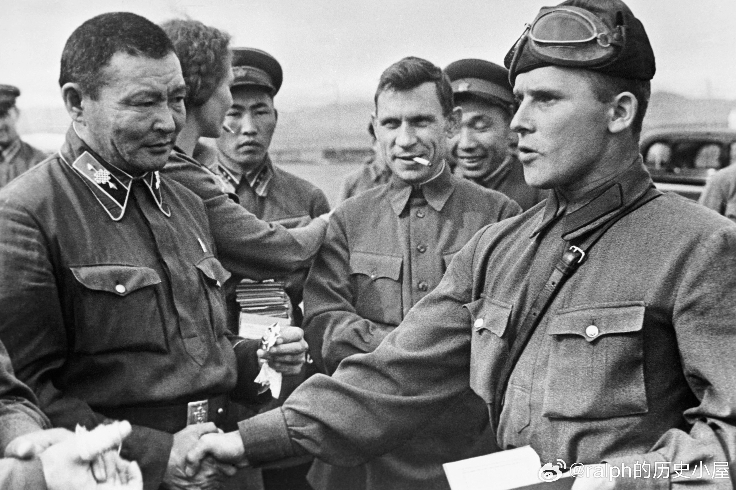 1939年8月蒙古人民共和国元帅乔巴山（左）向苏联飞行员授予蒙古红旗勋章，表彰其