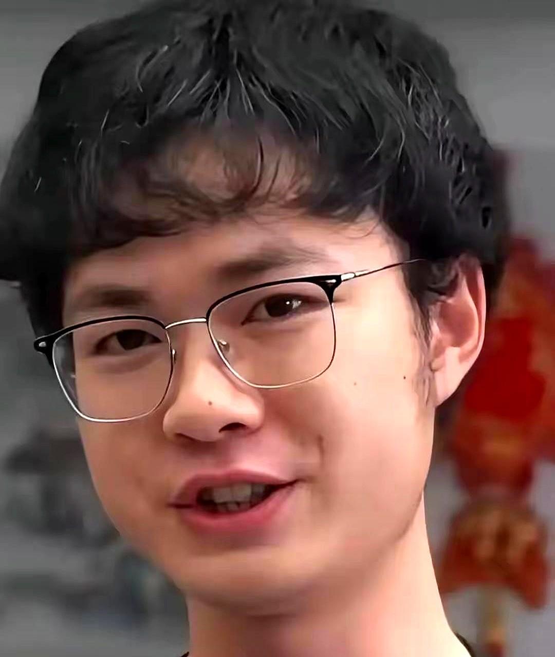 海宁有个考生，去年被北大录取了却没去报到，他对着医学部的课程表熬了几个大夜，硬