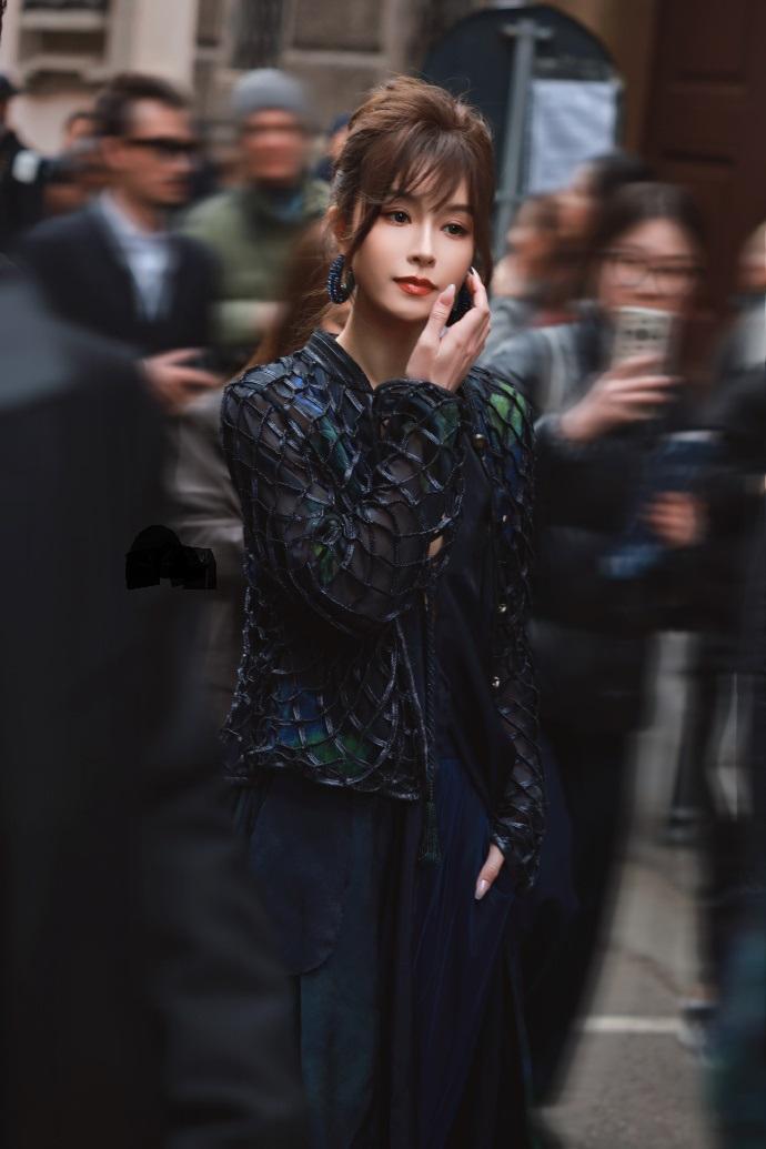 最近文咏珊亮相时装周，这次她搭配了一件很优雅的纱裙，看起来特别的美。文咏珊里