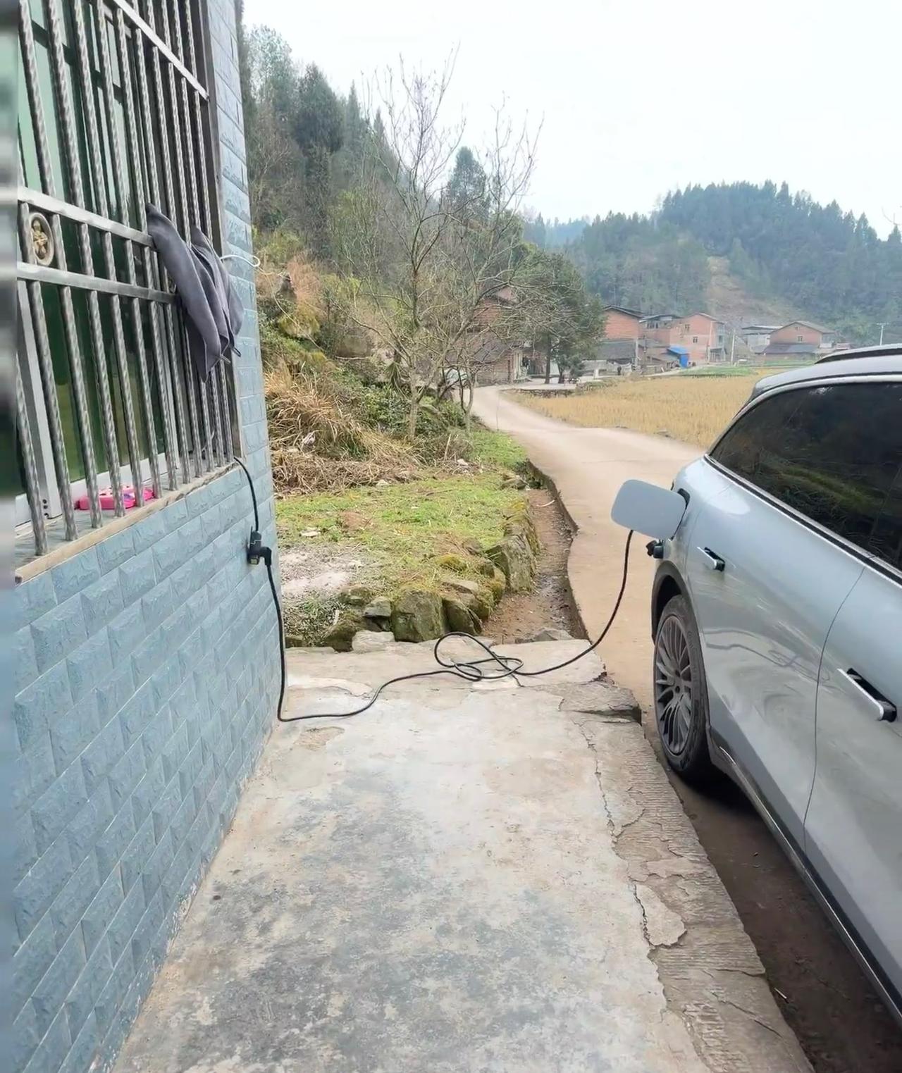 电车党们，话说你们回乡下都是怎么充电的？在线求方法今