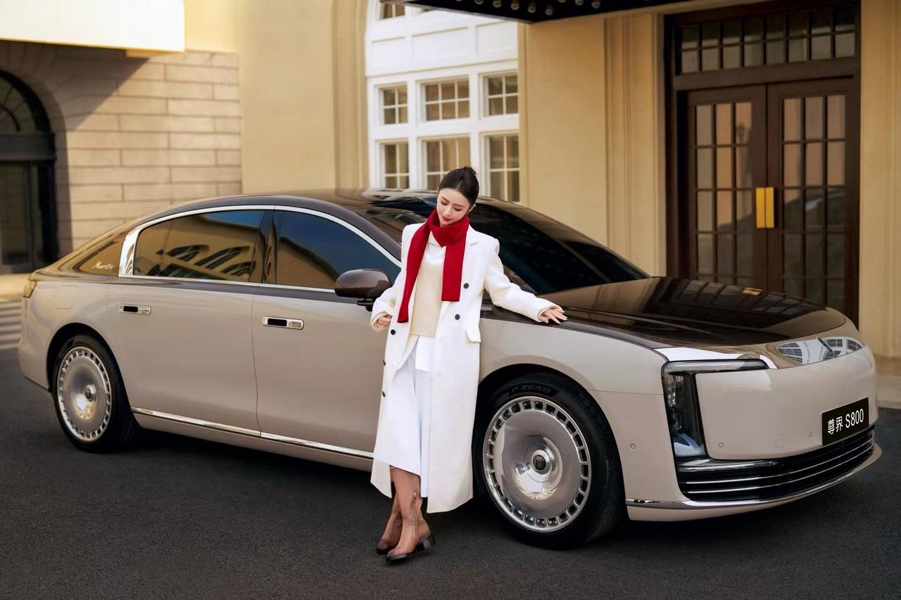 别再跟佟丽娅聊参数了,她只关心那束“懂她”的光一百场巡演,意味着身体与精神的双