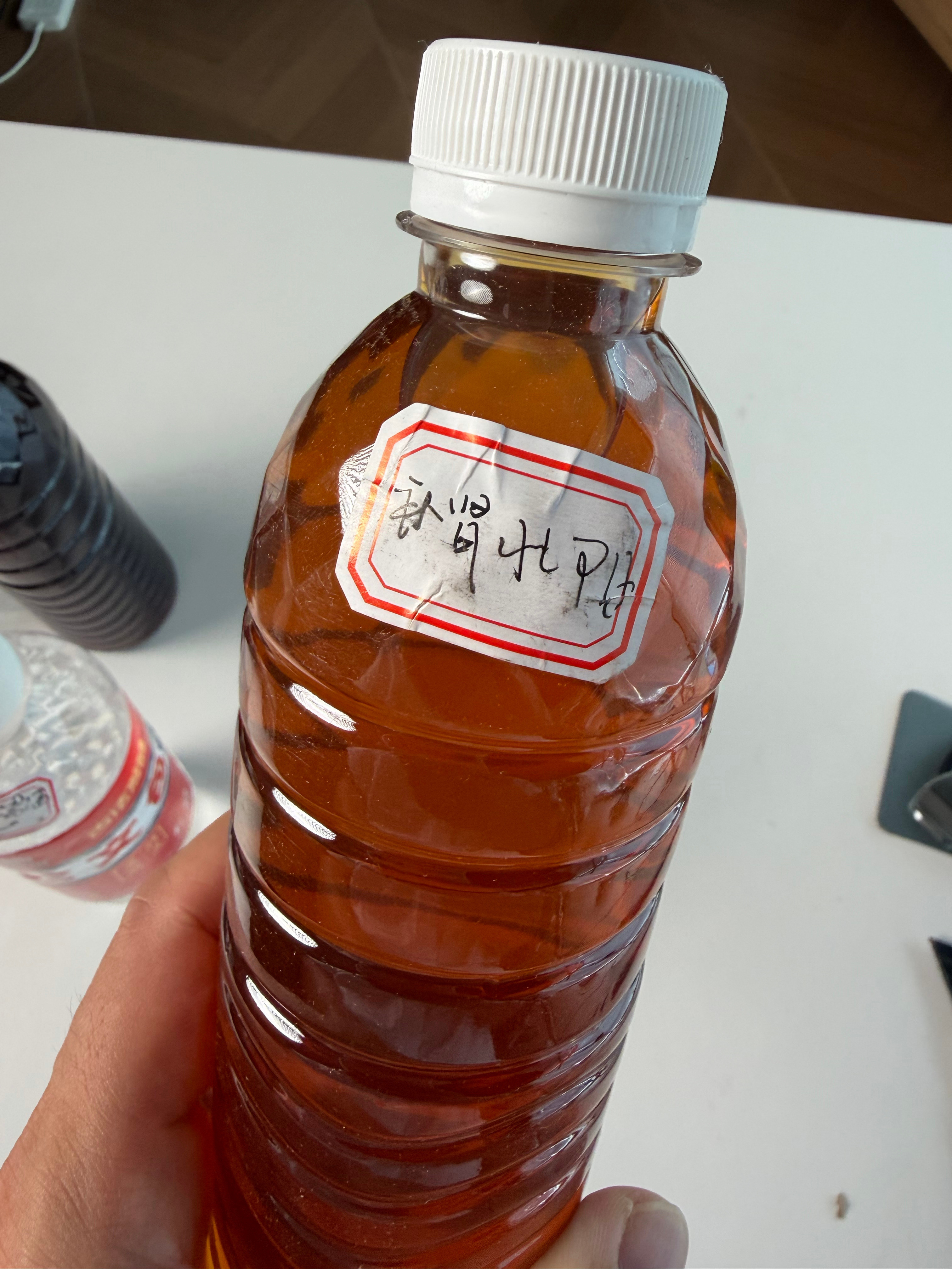 一位朋友寄的广西特产，除了广西公文包，还有一瓶补肾的，这朋友简直就是义父