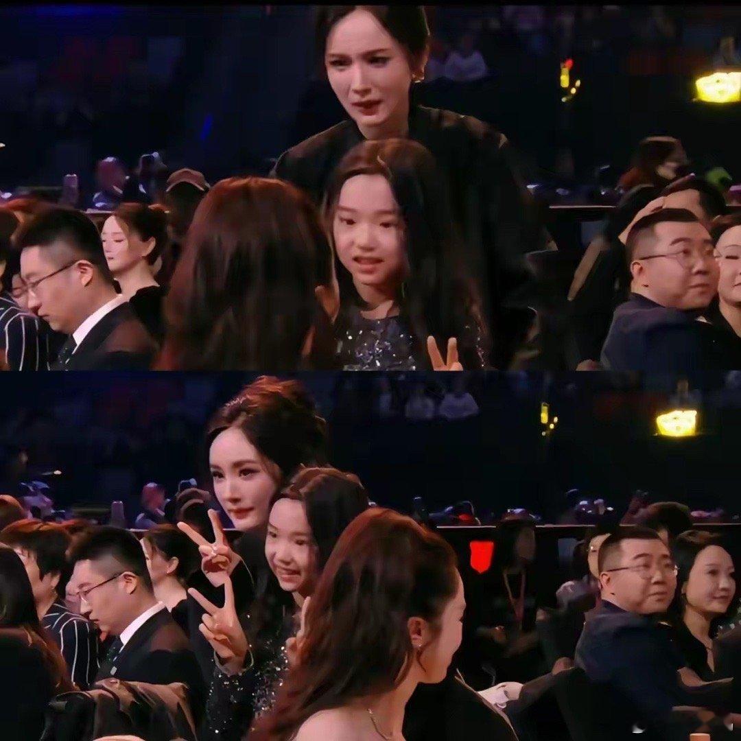 小酒窝无奈了，没想到自己追星路上的绊脚石，竟然是自己的亲妈。尖叫之夜内场里，小酒