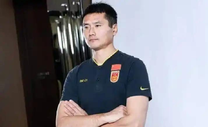 现在还有人质疑邵佳一吗？昨晚U23艰难逼平伊拉克，球队表现最好的两人都是邵佳一