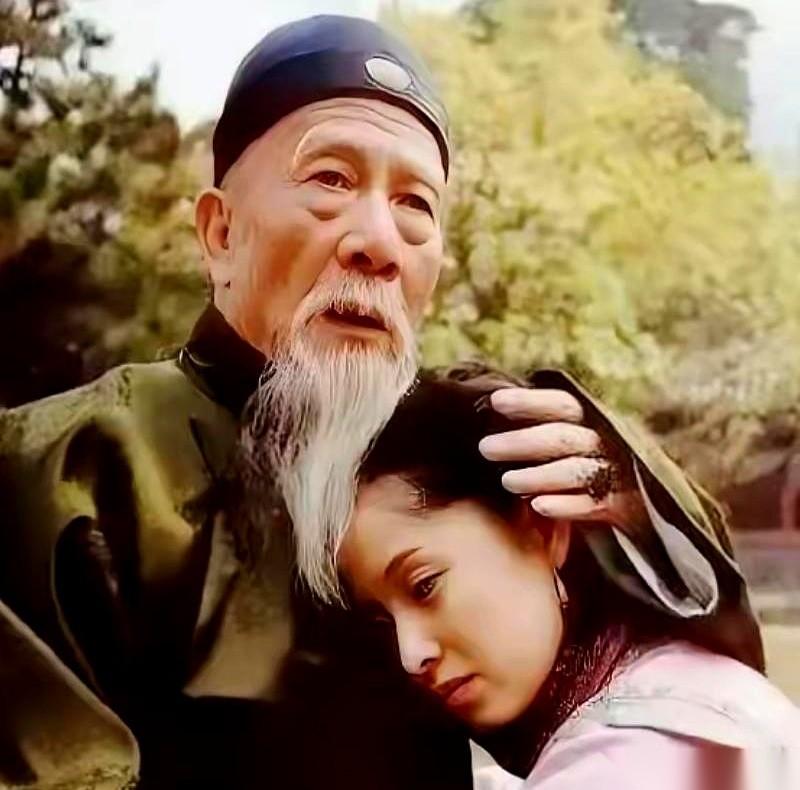 69岁的左宗棠，娶了慈禧太后赏下来的17岁宫女。洞房里，红烛的光跳了一下。女孩