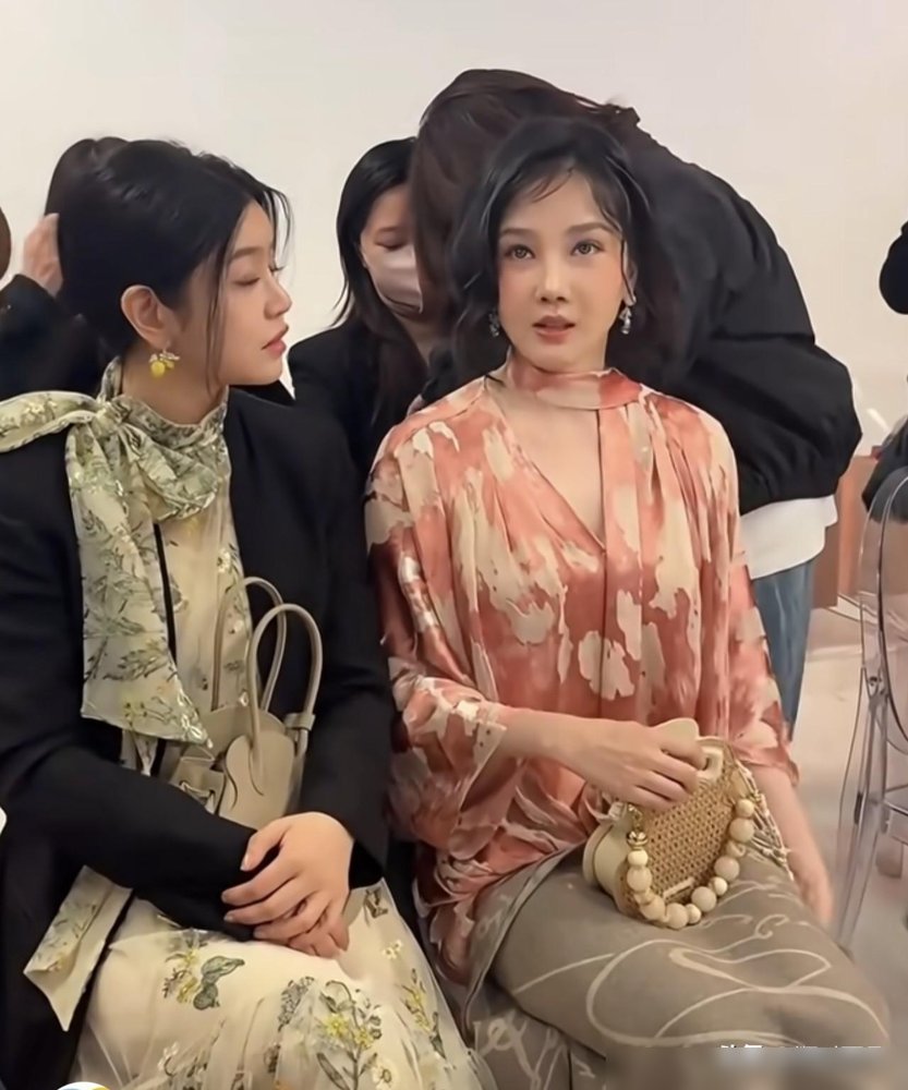 陈妍希跟陈小纭同框，镜头一扫过去，网友直接炸了：这俩人的脸，根本不在一个图层。陈妍希侧脸一露，下颌角