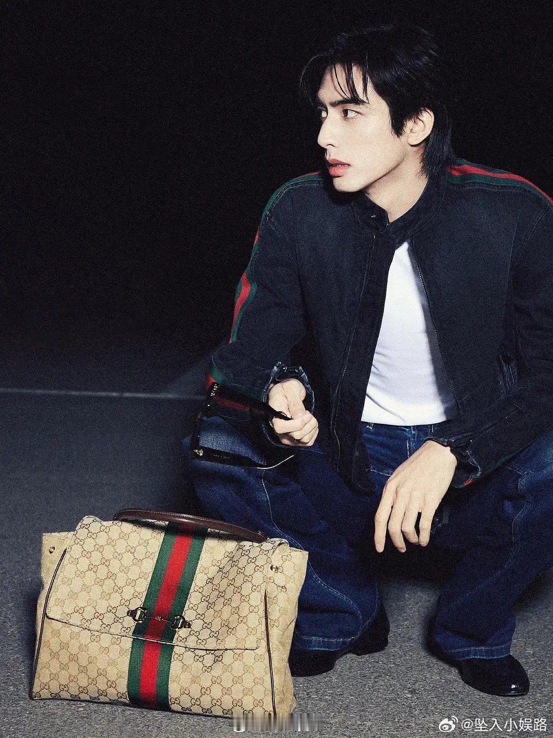 网友说张凌赫耍帅的造型不如宋威龙的随便一蹲