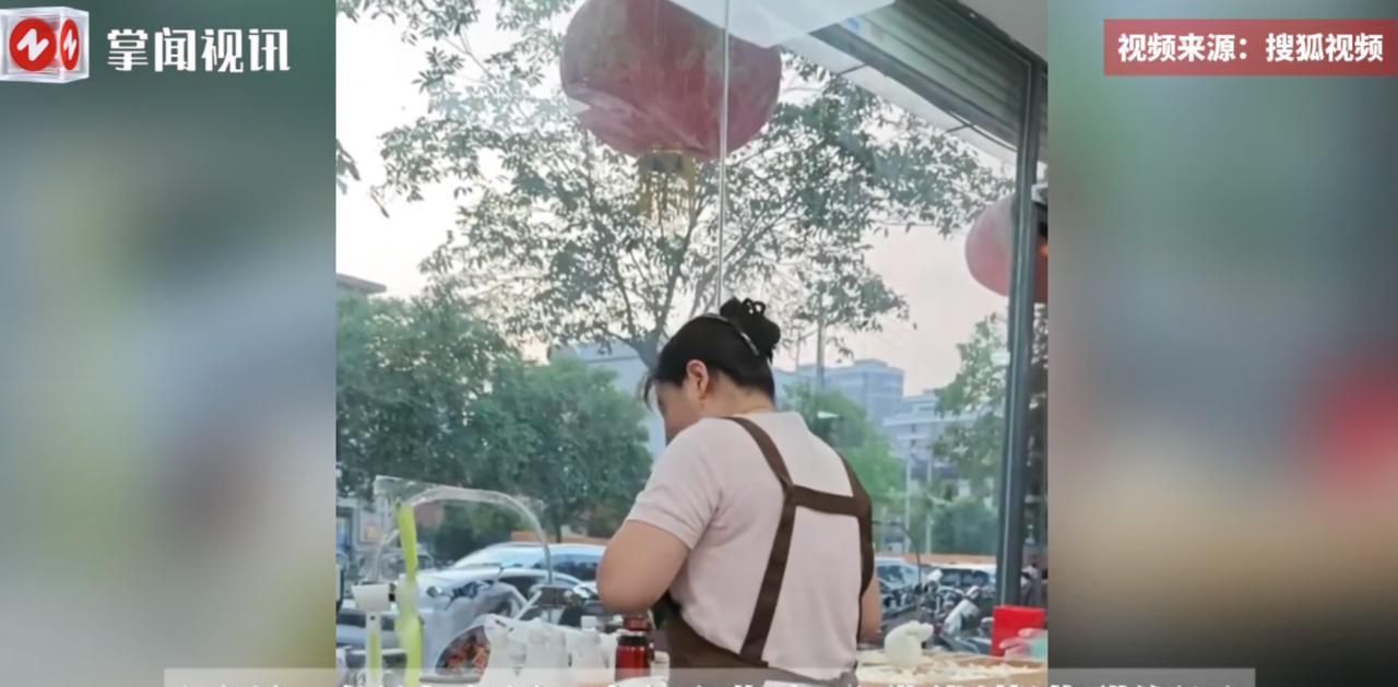 “太尴尬了！”7月9日，江苏徐州，一女子在馄饨店里吃饭时，偶然间发现一位员工竟然
