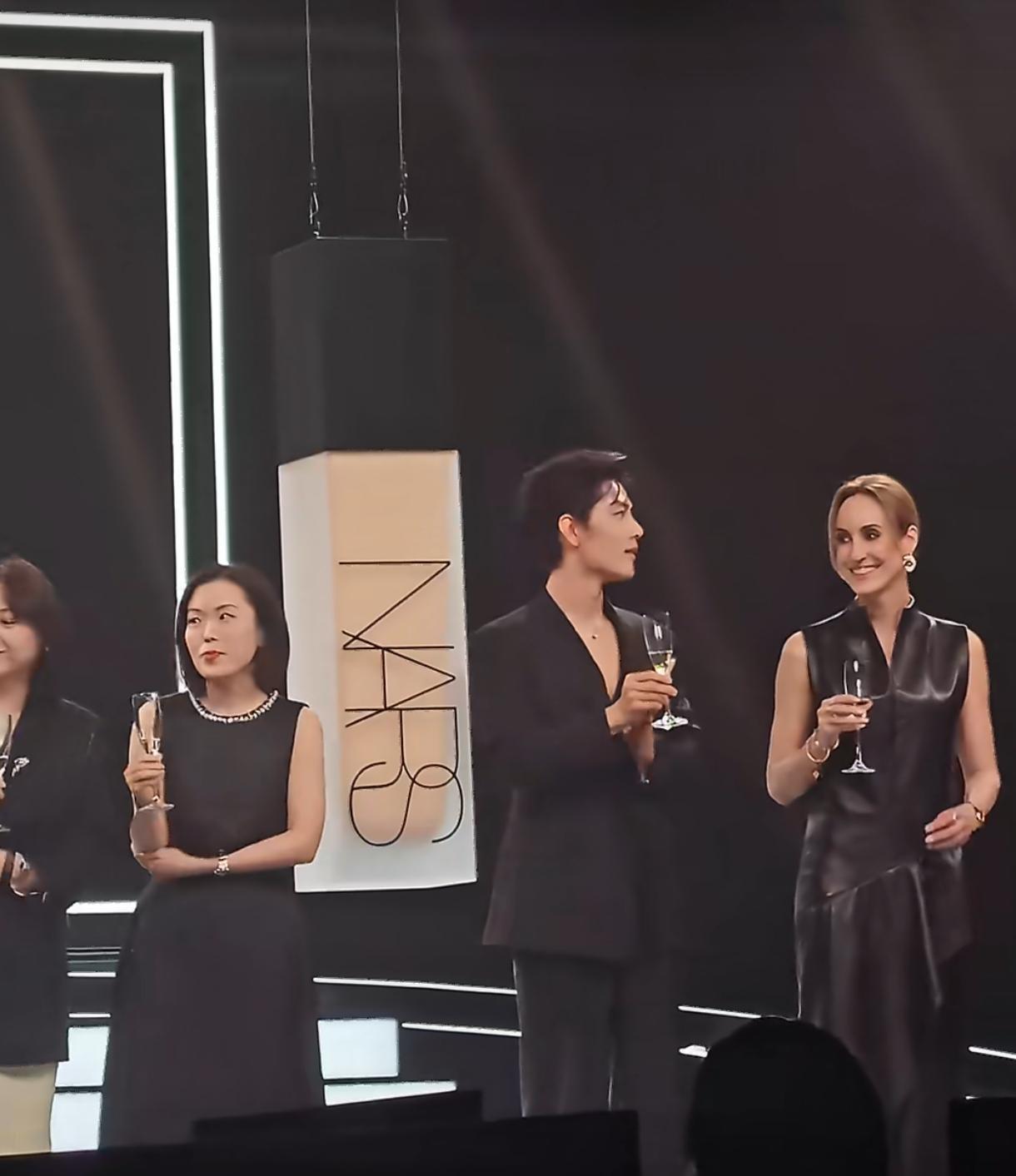 肖战一出场，全场直接炸了！真正的顶流气场根本藏不住，肖战一现身，瞬间就成了