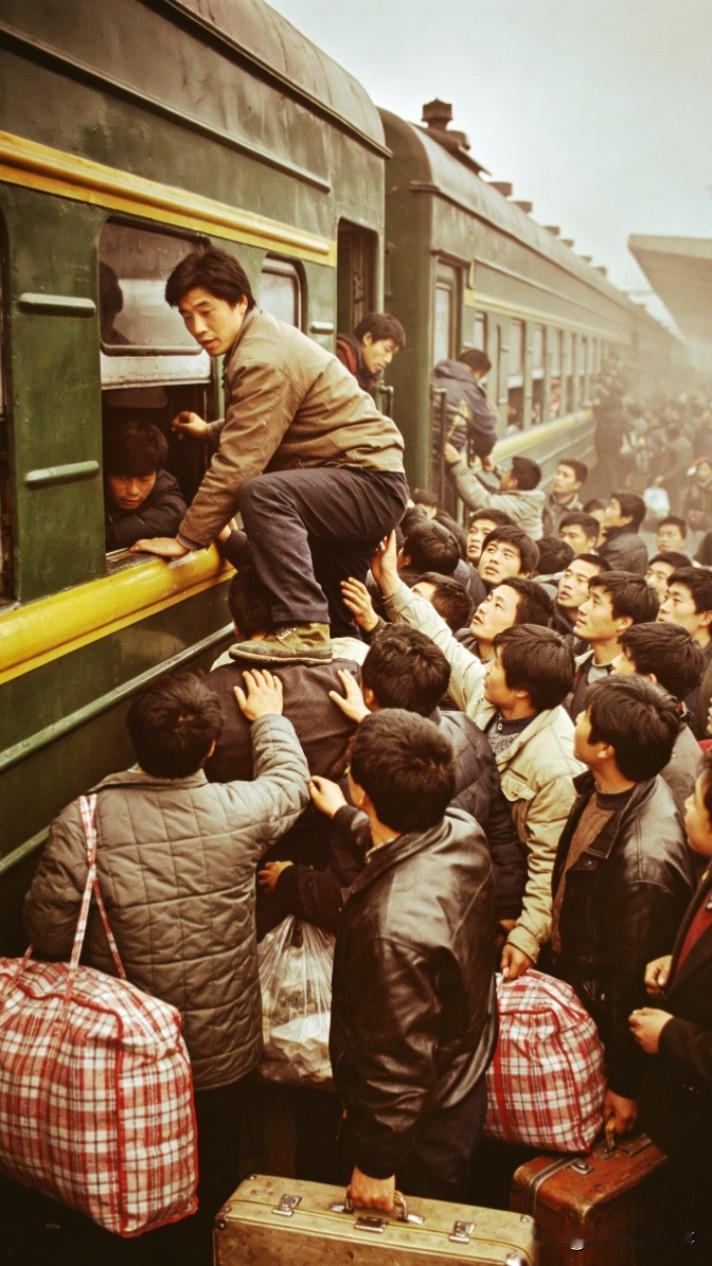 90年代的春运，搭乘绿皮火车的经典场景：爬窗上车，挤得双脚都挨不着地，泡面吃到生
