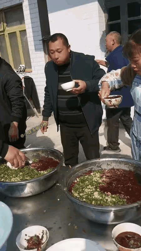 这些人在吃什么美食？也不知道这东西是什么，也不知道这东西到底有多么好吃，不过乍一