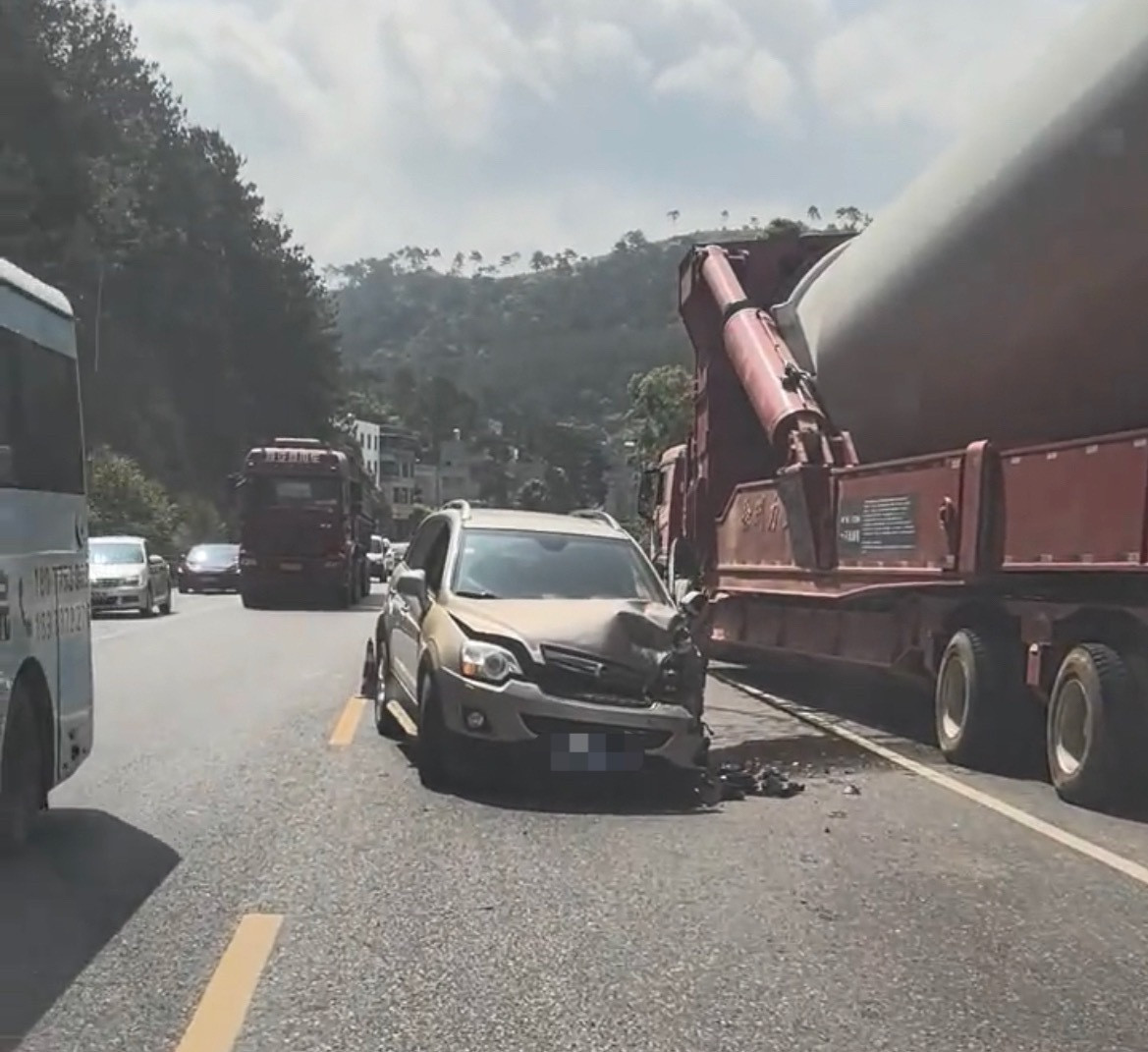 【玉林suv撞上对面车道拉风车叶的大货车】6月2日，玉林市一辆suv轿车在某道路