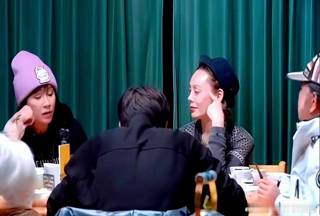 13岁男孩逼妈妈早睡，单亲家庭出了个“小家长”​Lucas把张柏芝的手机没收，说