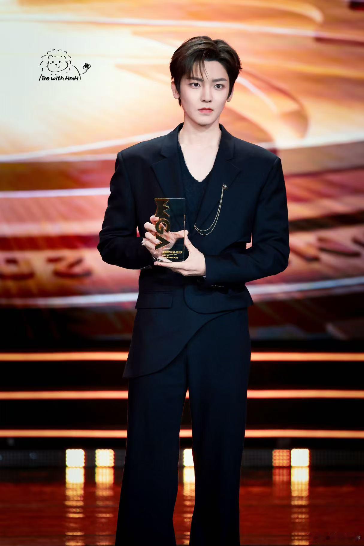 侯明昊获年度青云瞩目演员侯明昊的努力没有白费，年度青云瞩目演员奖是他踏实走过的