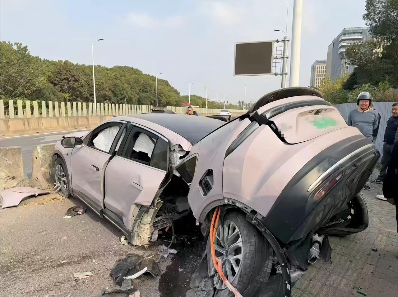 这台的什么车？底盘强度跟纸糊一样的？