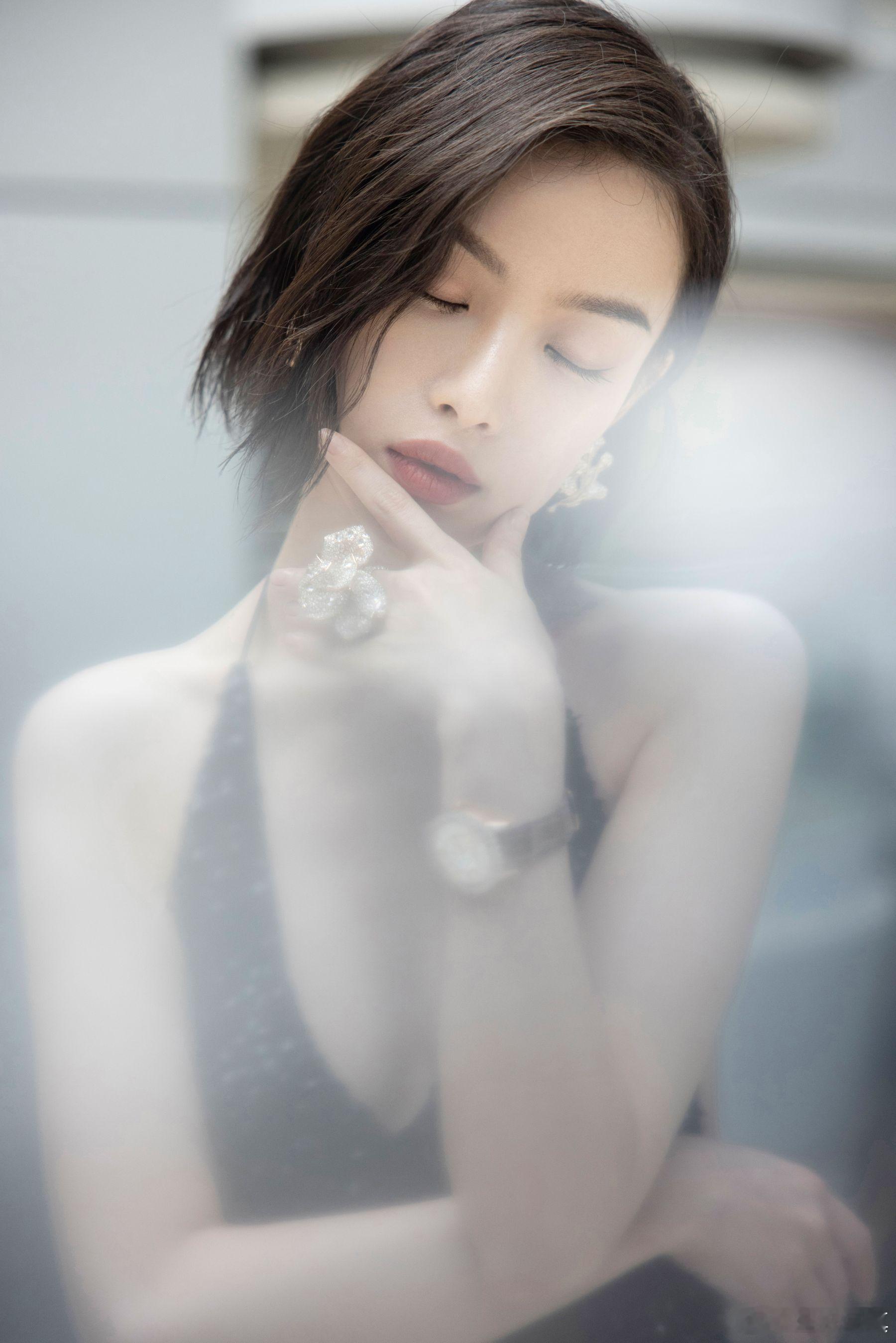 倪妮一身深V亮片修身黑裙，闪耀之余尽显复古清冷气质～2025娱乐年终盘点非正式