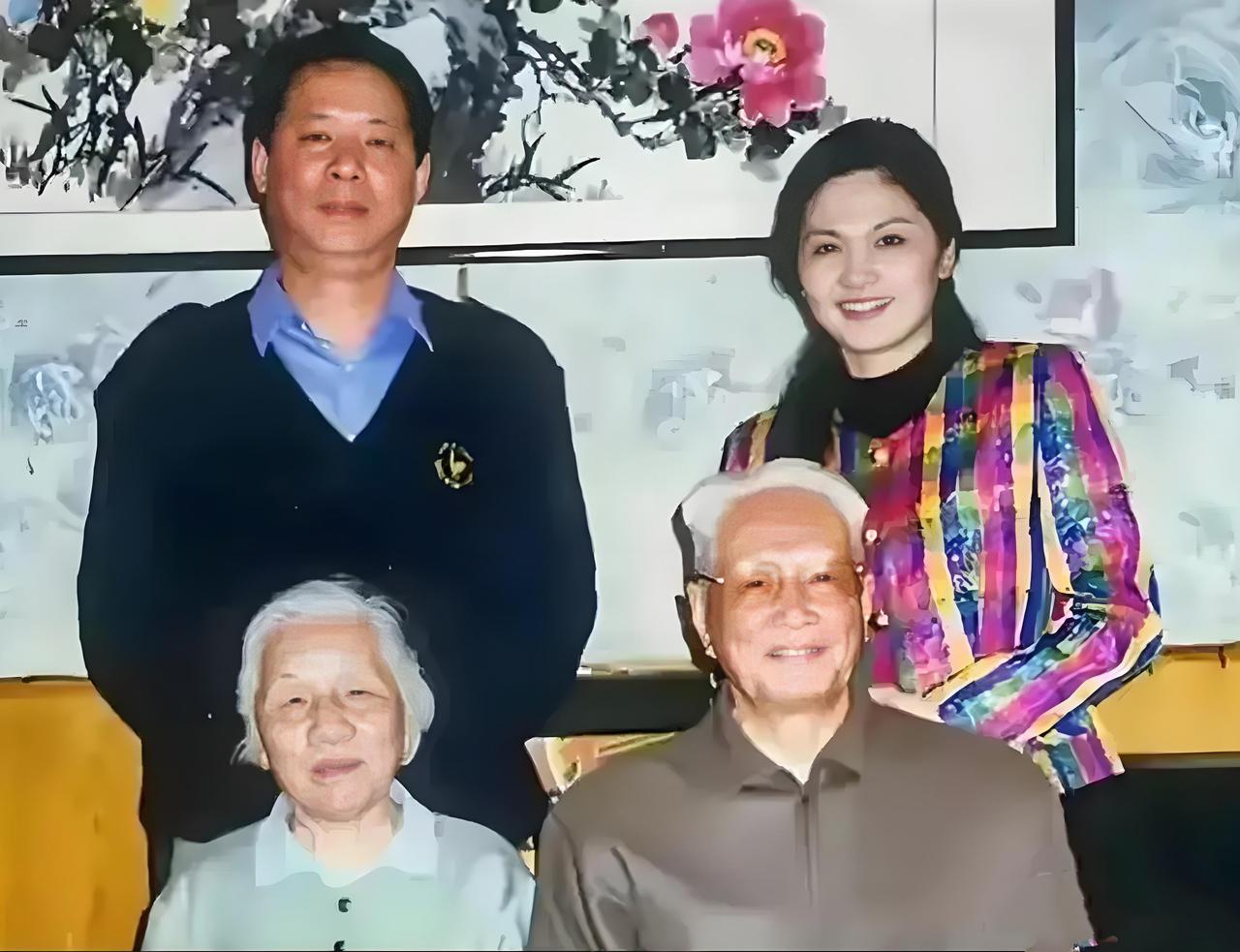 韩月乔和家人，一张罕见的合影，这一张照片拍摄于2007年左右，距离现在已经快二十