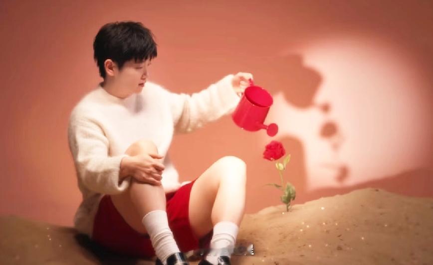 莎莎这身装扮又打破了我的认知，画面怎么会这么唯美。这个画面让我想起那句，