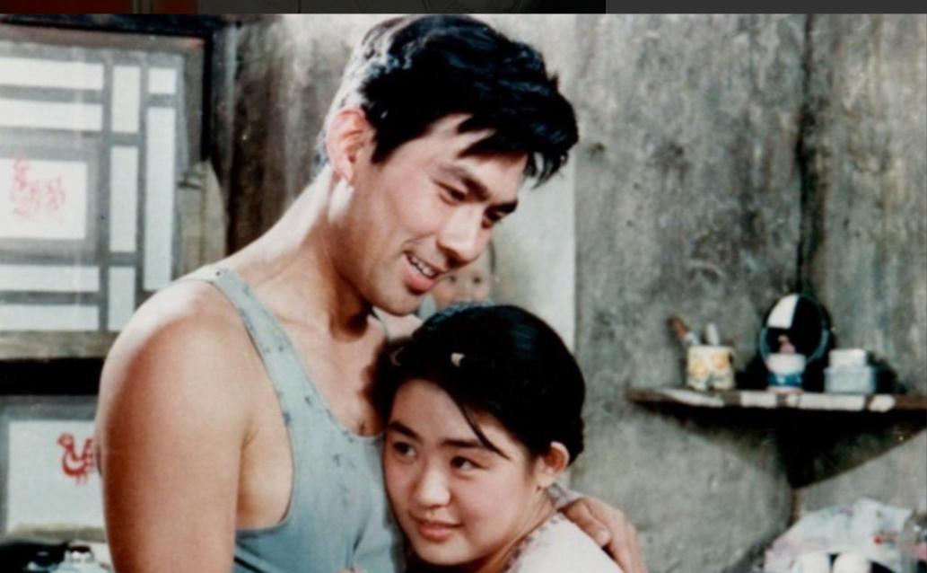 1981年，只有19岁的女演员丛珊指着朱时茂，对导演谢晋哭着说：“不是我不愿意抱
