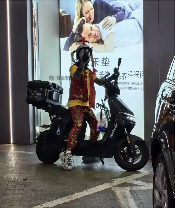 外卖小哥为了流量，也是拼了啊。[捂脸哭][捂脸哭][捂脸哭]