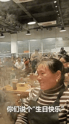 谁看了不泪目！江苏一餐馆里，男子突然站起来喊住所有食客：“打扰大家，今天是我妈妈