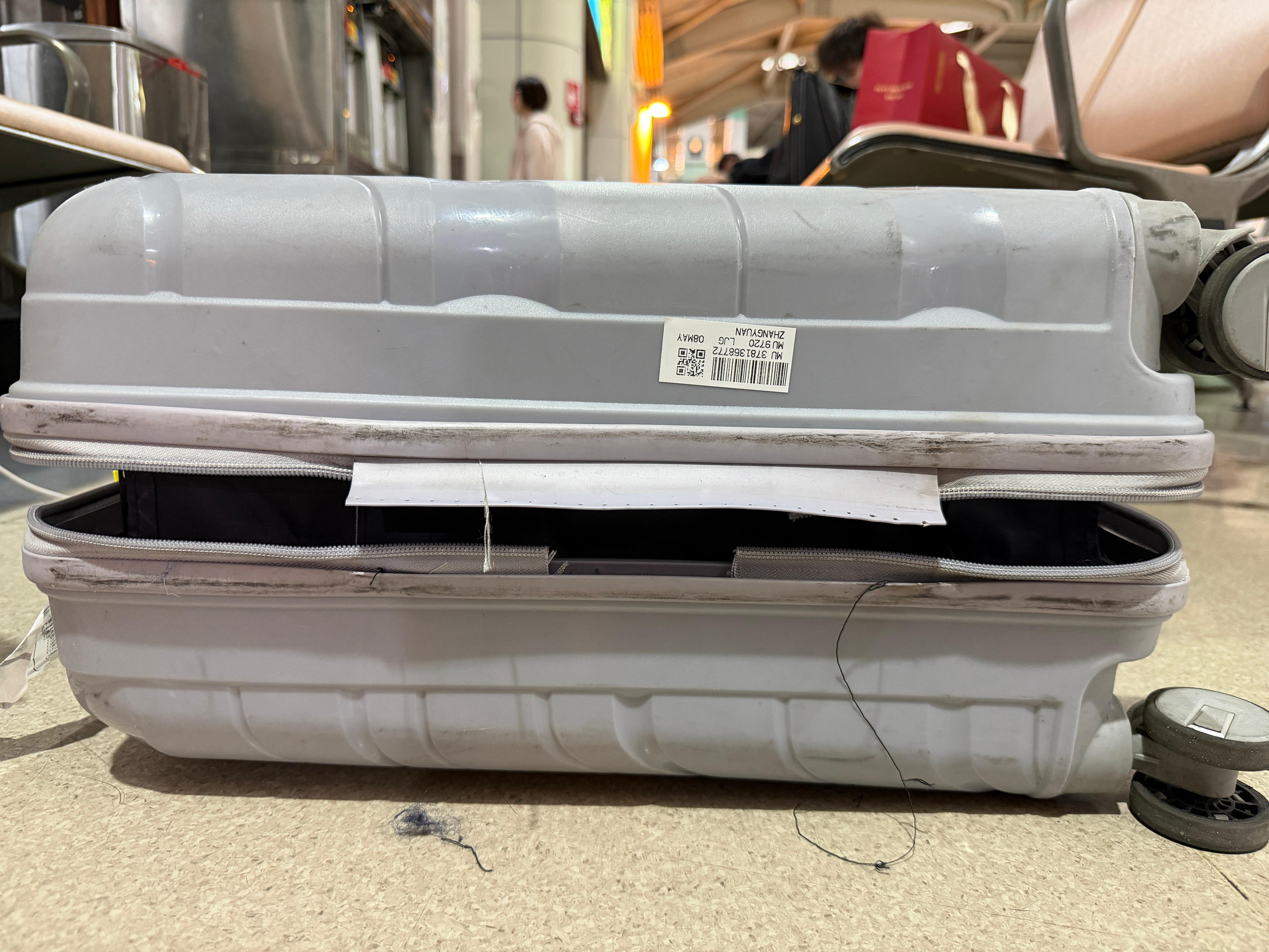 爆了爆了……行李箱在登机口爆成两半了全部行李放在这个大袋子里还绰绰有余，比行李