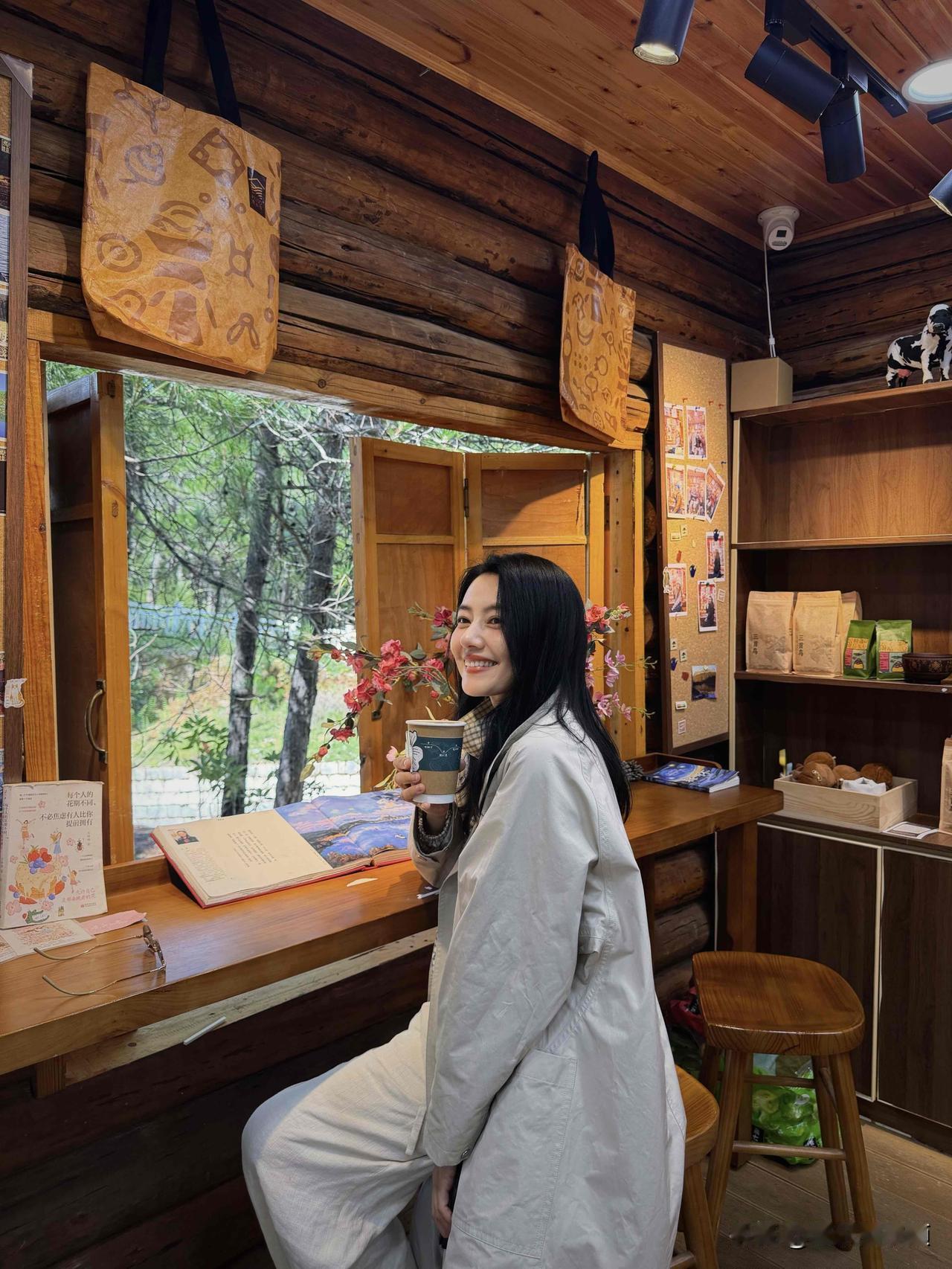 ❤️高圆圆最新照片！环湖散心、木屋喝咖啡、顶楼邂逅绝美晚霞，穿搭低调耐看，气质