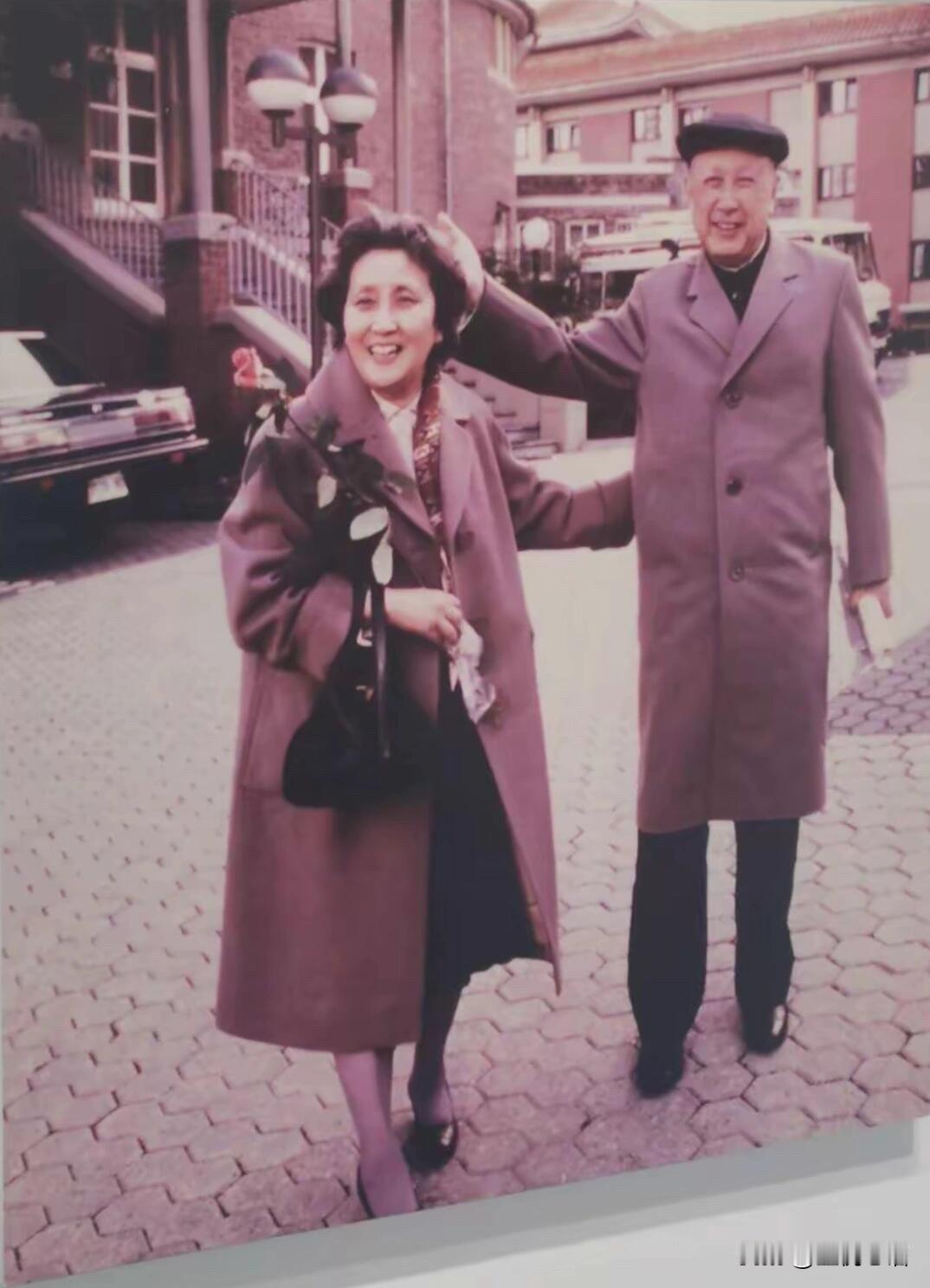 钱学森的浪漫：摸头杀配玫瑰🌹以为钱学森是不苟言笑的硬核大佬？看完这张老照