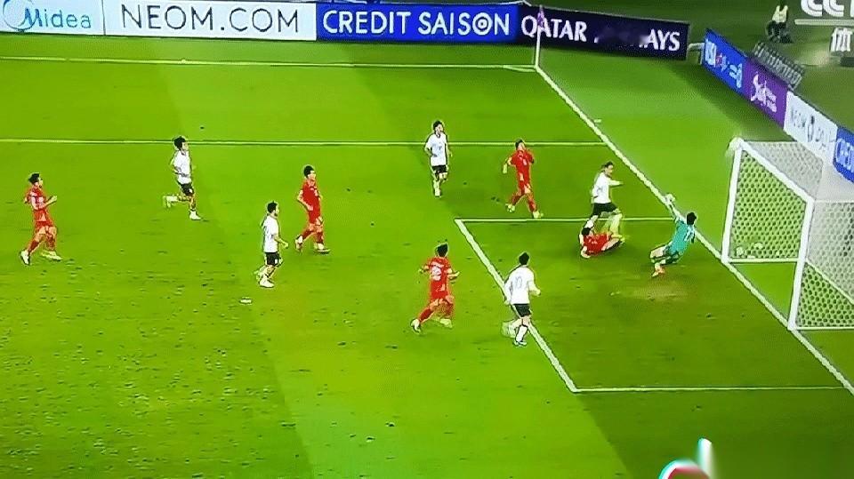 我发誓，拜合拉木那一脚推射，与其说是射门，不如说是把球权精准地还给了对面门将。