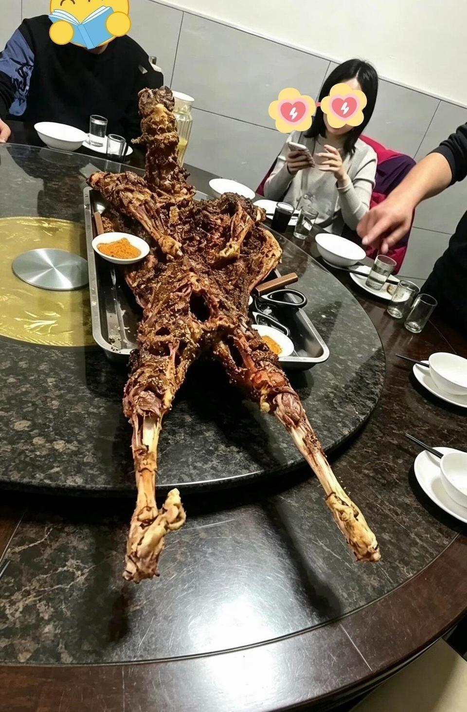 期盼了很旧的烤全羊，想着都流口水，为什么烤好了，端上来的时候就感觉一点都没有胃口