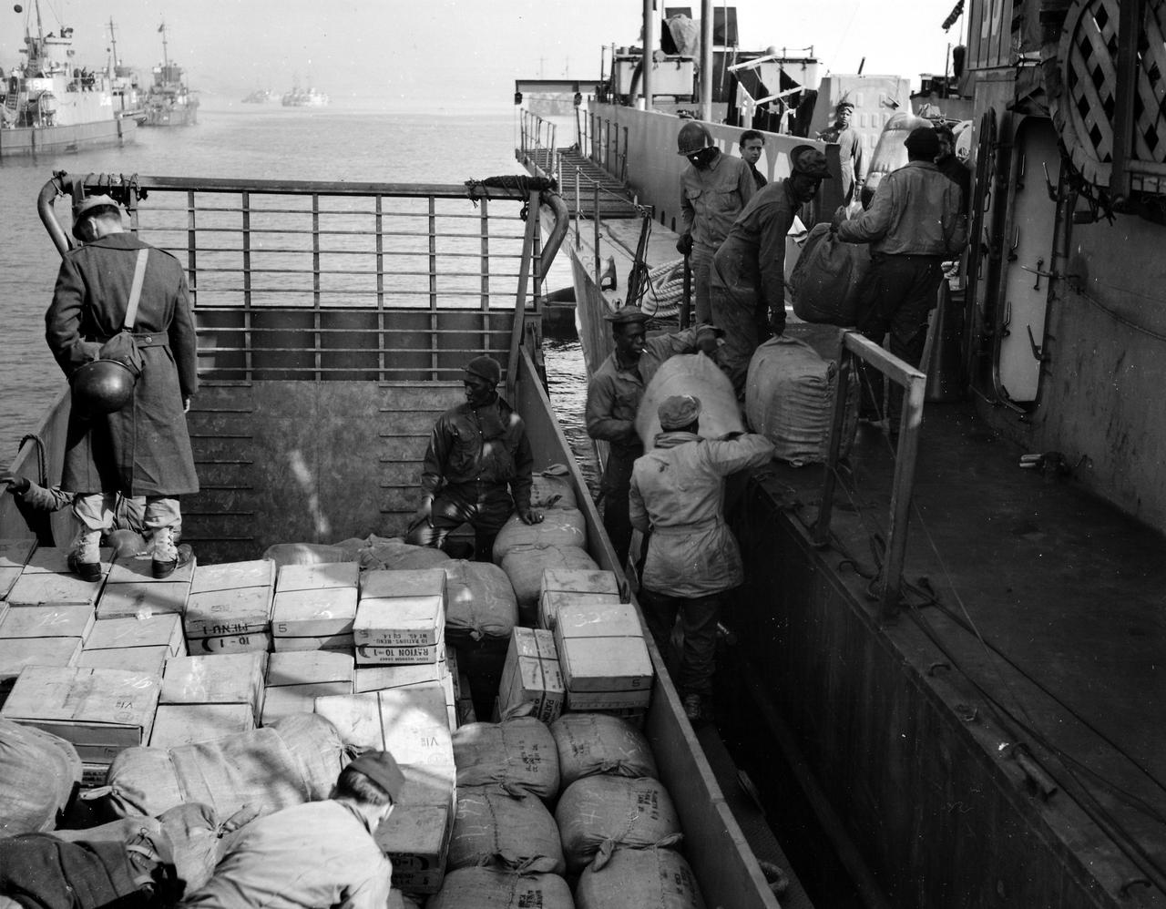 民以食为天，打仗更要吃得好才行——1944年6月6日，美军士兵正在诺曼底登陆场，