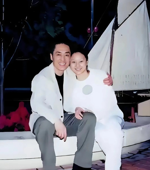 第一次看到张艺谋导演年轻时和舞蹈演员陈婷的合影，两人那时候正处于热恋期，恩爱甜蜜