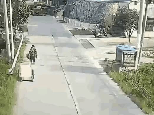 看过好多遍，还是不能理解，本来走的好好的，还是右侧通行，为什么要横穿马路，另一个