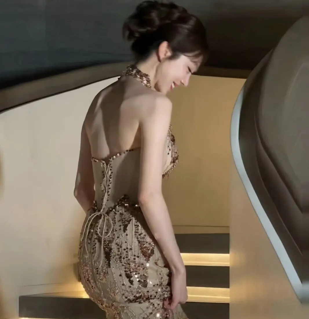 说实话，姜妍礼服确实漏太多，如果只看上半身，根本就看不到衣服。不