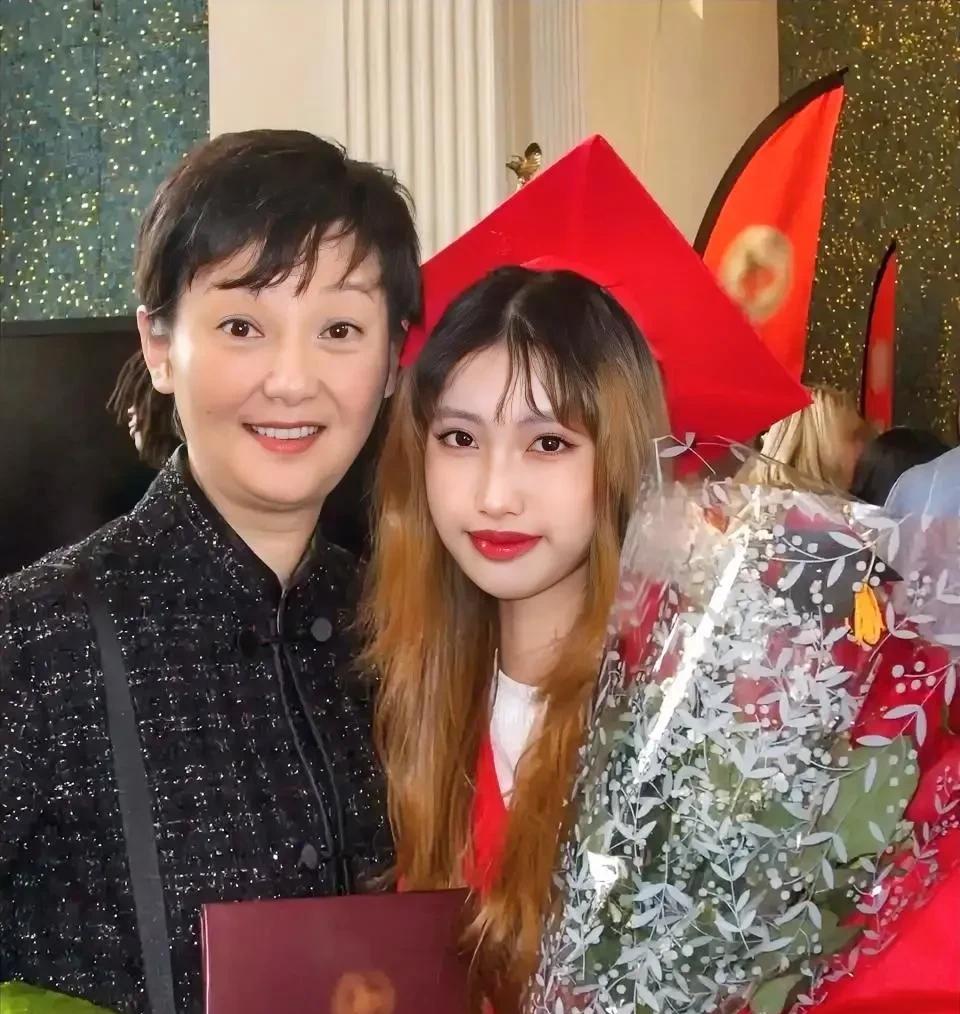 徐帆说，徐朵今年大学毕业了，我去参加了她的毕业典礼。她穿着学士服站在台上领毕业证