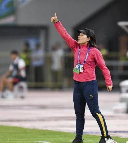 这女人也太狂了！她是苏超联赛唯一的女主帅也就算了！居然还在男足职业赛场上，当