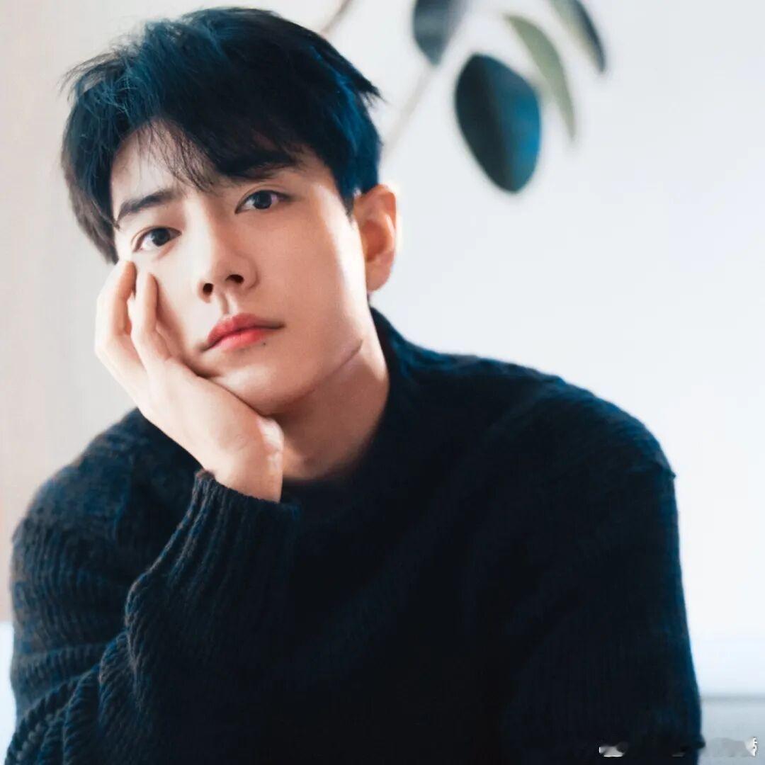 肖战先暖带动后暖他给合作过的前辈开车门，这个礼貌被看在眼里，年轻人们开始学着在生