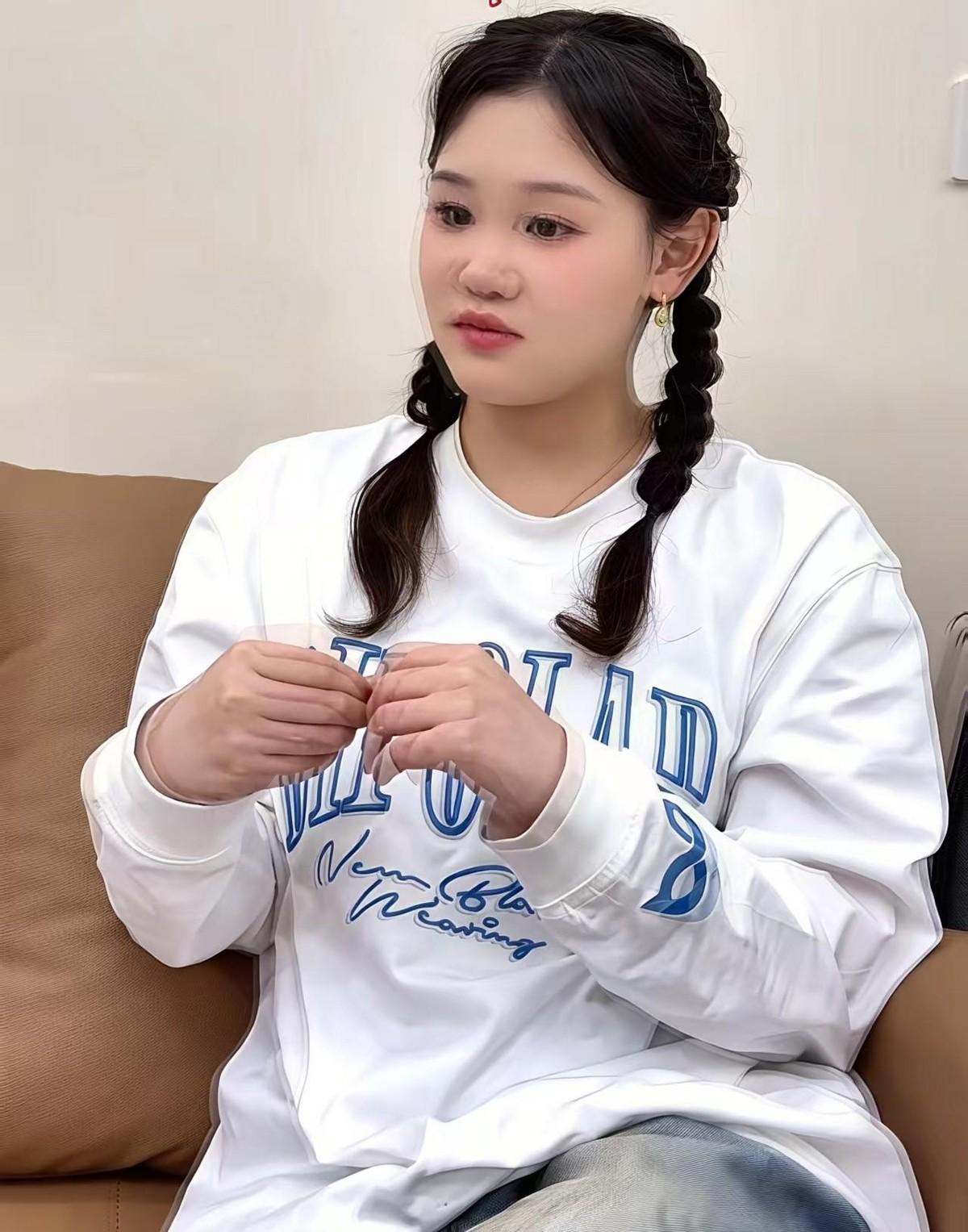 昨天贵州的助农直播间里，那个叫张家齐的姑娘硬撑了不到两小时，盯着屏幕右上角刚过一