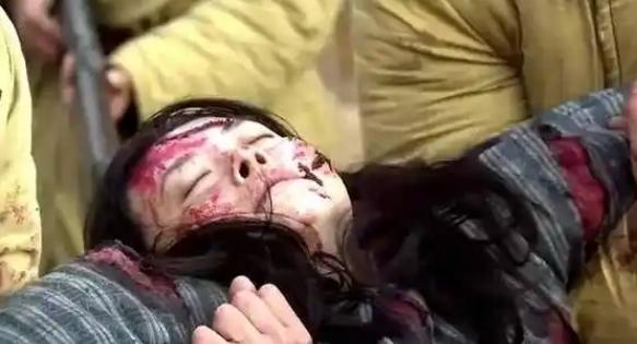 一名被称为女马路大的女受害者被强行拖入实验室，锋利的斧头一次次无情的劈下，一颗血