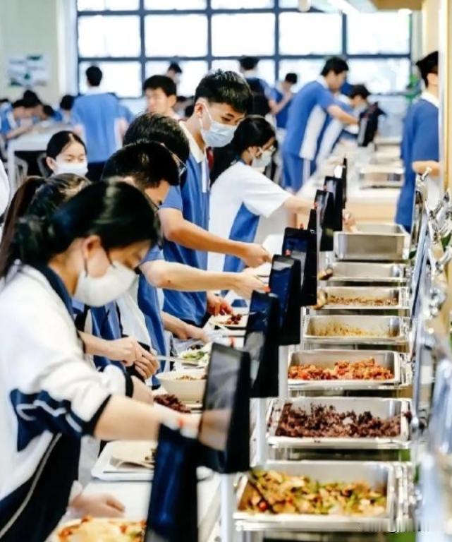 北京下死命令了！2027年底前，所有中小学必须一律取消！谁能想到，一顿普通的