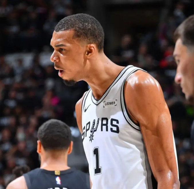 明日NBA季后赛，马刺（2）将对阵开拓者（1）。知名记者BrettSiege