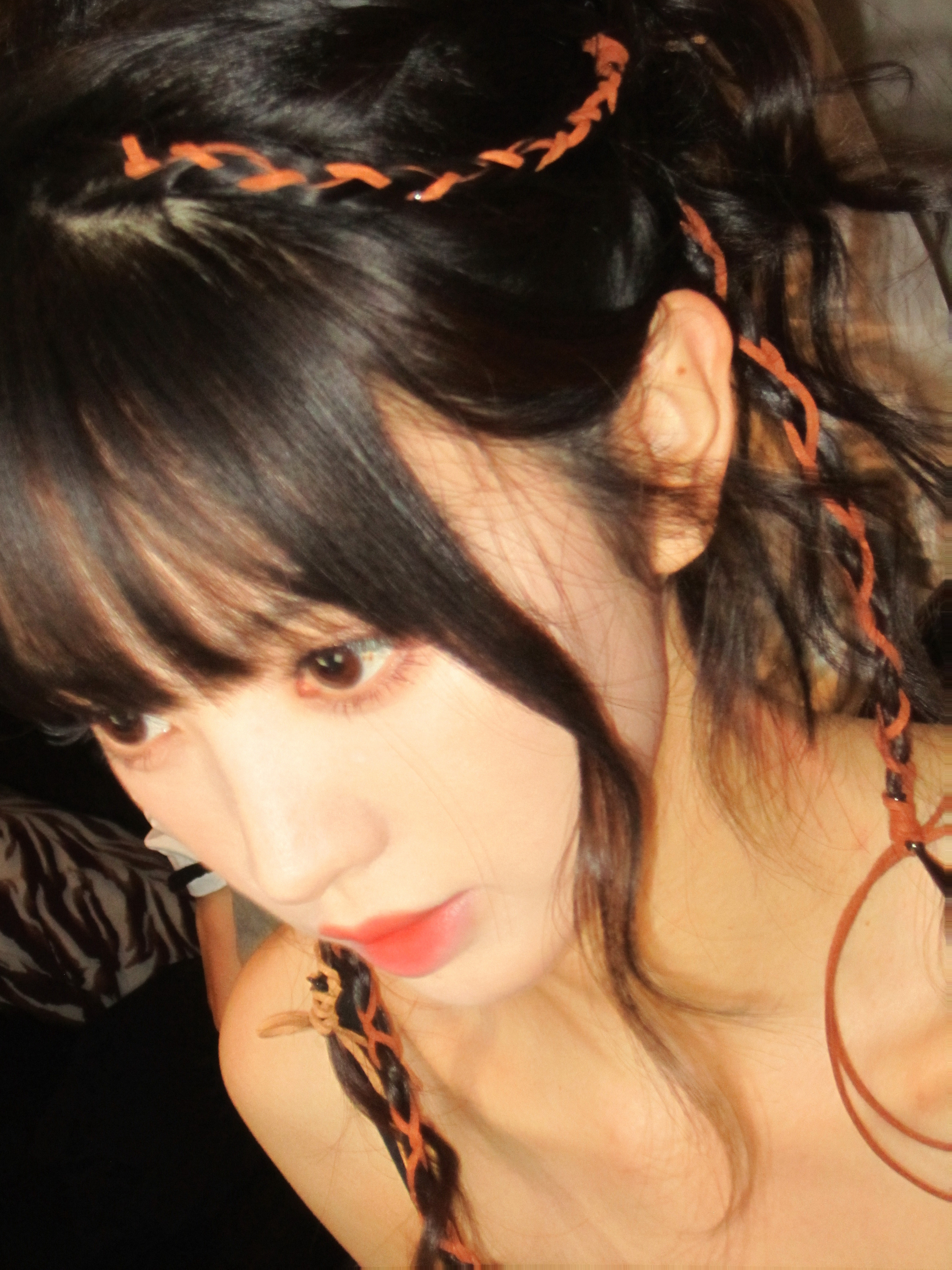 田曦薇姐姐妹妹抓娃娃甜酷小田上线编发细节满分！斑马纹裙子搭配各种配饰，