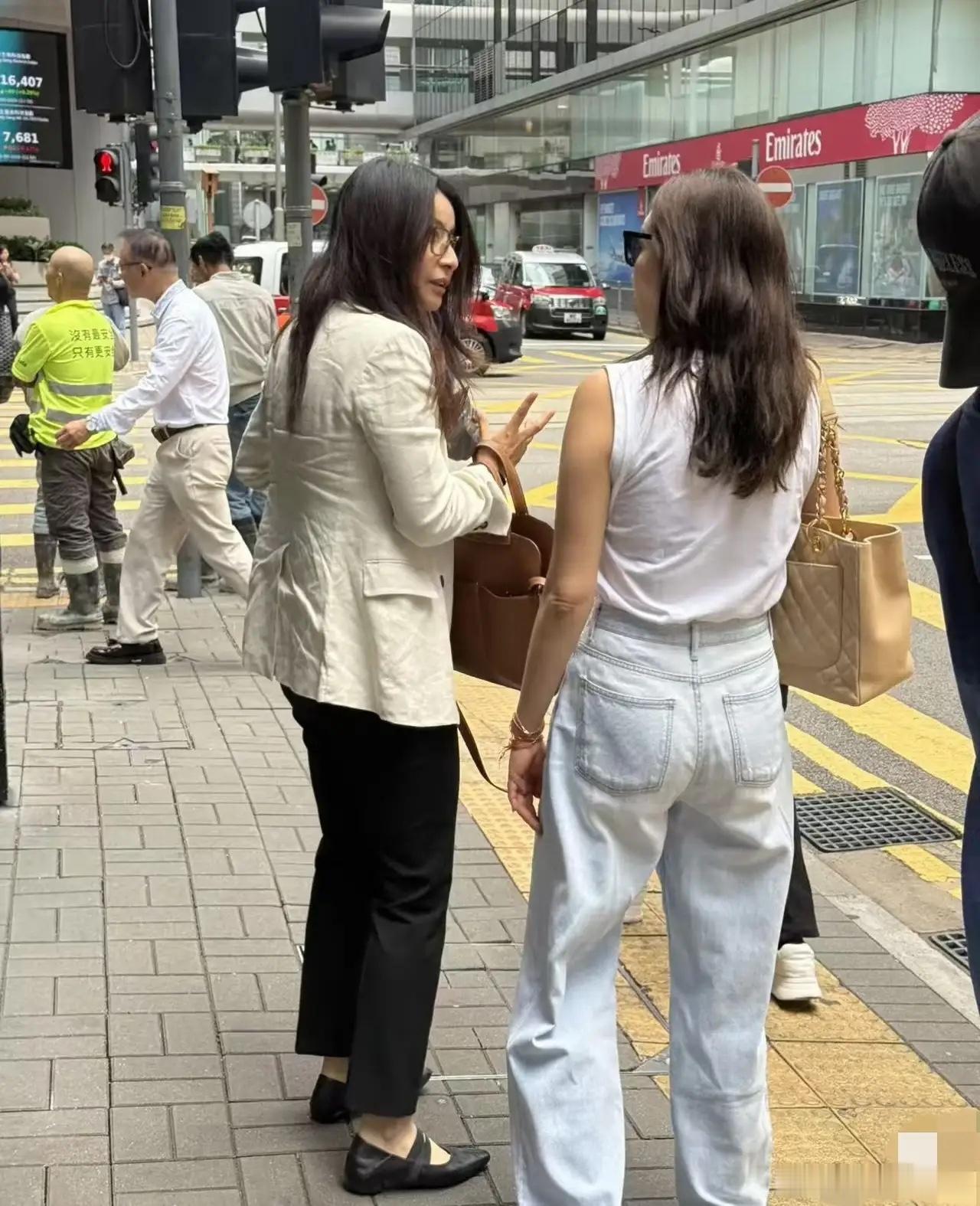 有网友在香港中环偶遇郭晶晶，她本人好有气质啊！不过她的外套真的好皱，但这还真不是