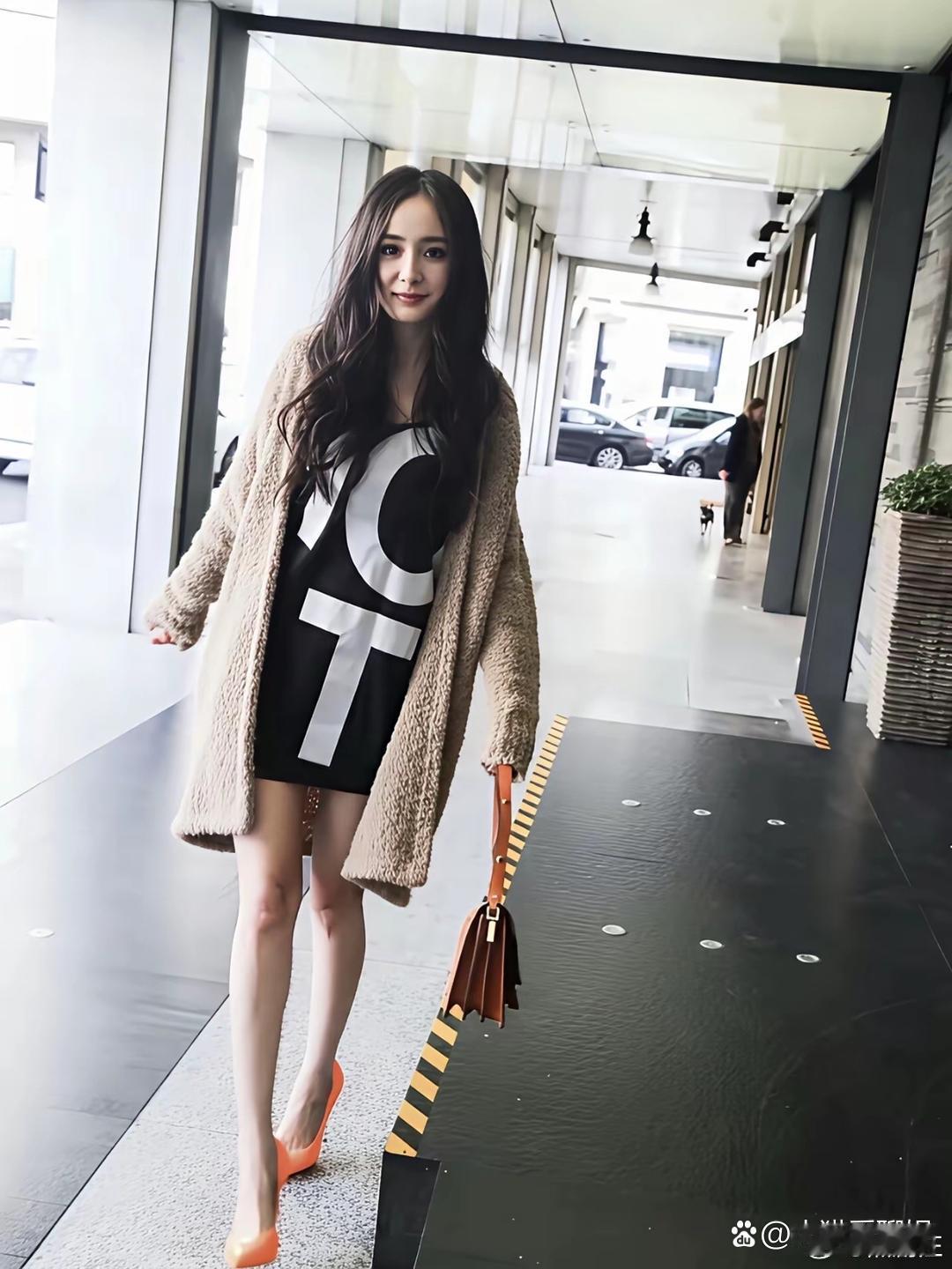 杨幂年轻时候的机场照很真实啊，尤其第一张穿着平底鞋，身材比例好好​​​
