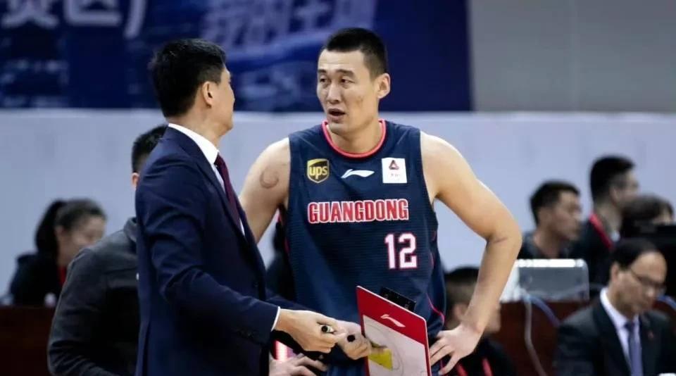 说实话！杜锋从不轻易狂喷的5位广东队球员:1.易建联2.周鹏3.任骏飞4
