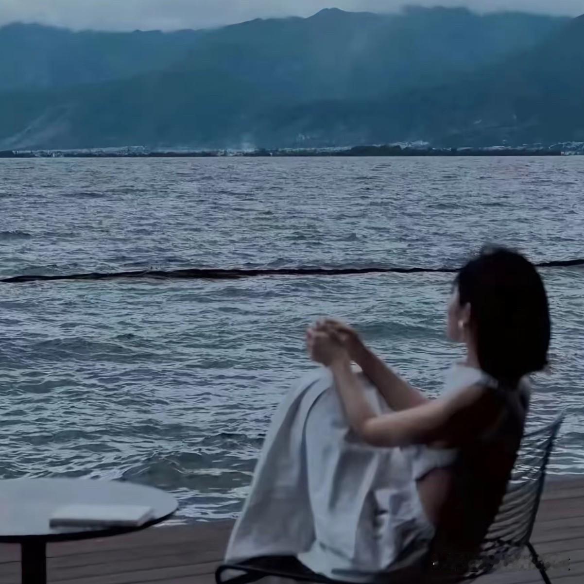 当你发现男人出轨的时候，不要过度伤心早点发现对你来说是一件好事，你该高兴才对