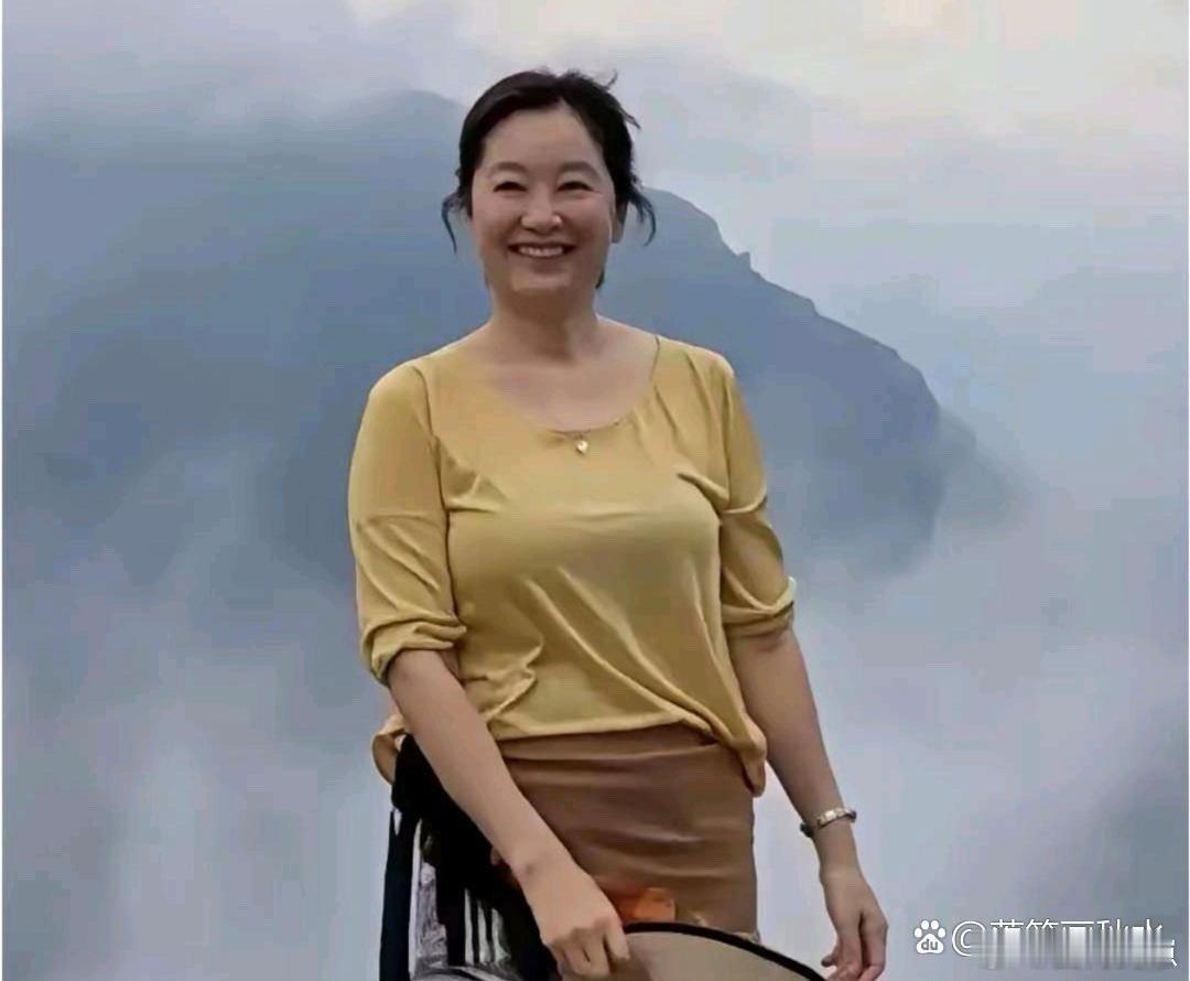 林青霞老了也依旧惊艳！岁月沉淀下的优雅范十足，就算是老太太，也美得从容又有格调～