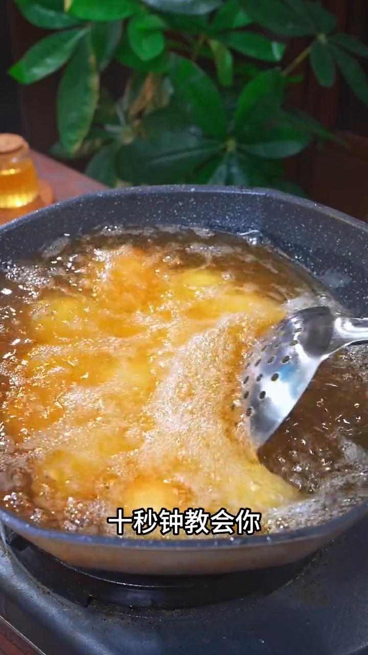 糖醋鸡蛋。100个人有101人都不知道鸡蛋买回来不要只会煮着吃了，今天在酒店吃