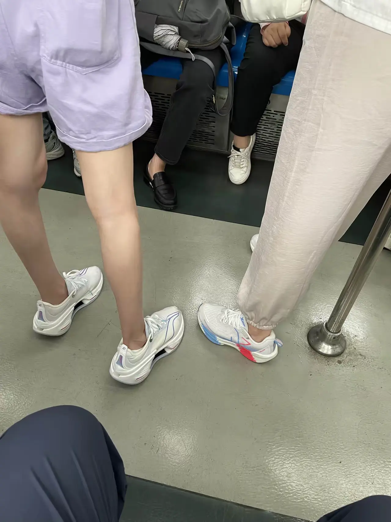 这两个人鞋挺专业，但一看就不是跑步的